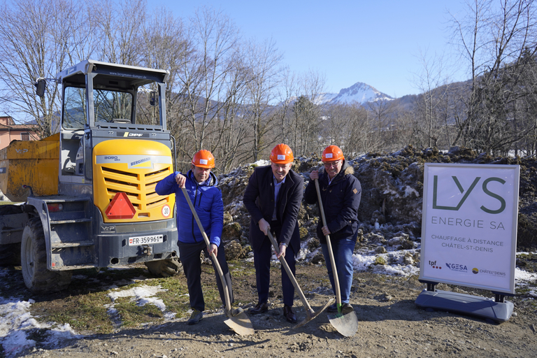 Les représentants des entreprises fondatrices de Lys Energie
De gauche à droite : Claude Thürler, Directeur général de Gruyère Energie SA, Serge Collaud, Directeur général des TPF, Charles Ducrot, Syndic de la commune de Châtel-St-Denis